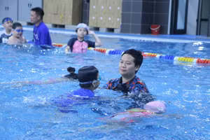 Lớp học bơi của Trường THCS Nguyễn Trường Tộ (Đống Đa, Hà Nội). Ảnh: Đình Tuệ