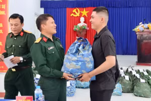 Chí Kiên nhận quân trang từ Trung tá Lê Đoàn Vũ, Chỉ huy trưởng Ban Chỉ huy Quân sự phường Bắc Cam Ranh.