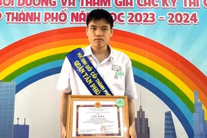 Nguyễn Hạo Thiên nhận giấy khen của quận Tân Phú, TPHCM dành cho học sinh giỏi cấp thành phố. Ảnh: NVCC