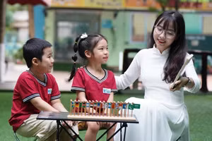 Cô và trò Trường Mầm non Trăng đỏ, Khu đô thị Trung Yên, Cầu Giấy (Hà Nội). Ảnh: Xuân Phú