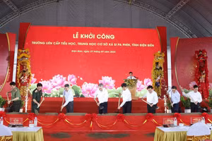 Tổng Bí thư Tô Lâm cùng các đại biểu thực hiện nghi thức khởi công Trường Liên cấp Tiểu học - THCS xã Si Pa Phìn.