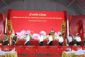 Tổng Bí thư Tô Lâm cùng các đại biểu thực hiện nghi thức khởi công Trường Liên cấp Tiểu học - THCS xã Si Pa Phìn.