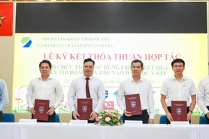 Đại diện các trường đại học tham gia ký kết thỏa thuận hợp tác tổ chức thi và sử dụng chung kết quả kỳ thi V-SAT. Ảnh: HUB