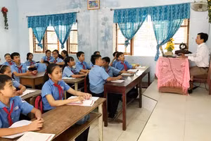 Thầy Lê Văn Thà 18 năm qua đi dạy xa ở Trường THCS Phong An với hơn 1 tiếng đến trường.