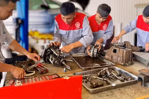 Sinh viên ngành Công nghệ ô tô thực hành sửa chữa tại Trường Cao đẳng Bách khoa Tây Nguyên.