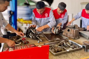 Sinh viên ngành Công nghệ ô tô thực hành sửa chữa tại Trường Cao đẳng Bách khoa Tây Nguyên.