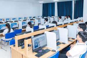 Thí sinh dự thi đánh giá năng lực chuyên biệt do Trường Đại học Sư phạm TPHCM tổ chức năm 2025. Ảnh: HUIT