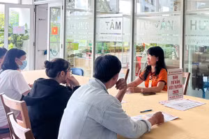 Bà Phan Thị Lệ Thu (hàng thứ 2), Phó Hiệu trưởng thường trực Trường Cao đẳng Viễn Đông tư vấn cho học sinh, phụ huynh chương trình học nghề. Ảnh minh họa: NVCC