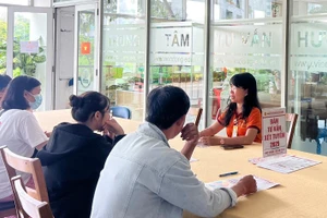 Bà Phan Thị Lệ Thu (hàng thứ 2), Phó Hiệu trưởng thường trực Trường Cao đẳng Viễn Đông tư vấn cho học sinh, phụ huynh chương trình học nghề. Ảnh minh họa: NVCC