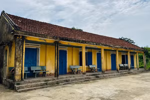 Dãy phòng học đã xuống cấp của Trung tâm Giáo dục nghề nghiệp - Giáo dục thường xuyên Mộ Đức (Quảng Ngãi). Ảnh: PV