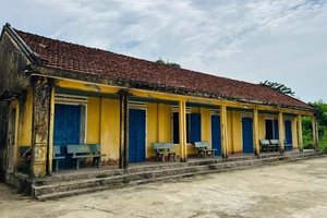 Dãy phòng học đã xuống cấp của Trung tâm Giáo dục nghề nghiệp - Giáo dục thường xuyên Mộ Đức (Quảng Ngãi). Ảnh: PV