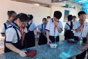 Nghiêm cấm học sinh sử dụng điện thoại, Trường THCS Lê Văn Tám trang bị nhiều điện thoại bàn để học sinh liên lạc miễn phí với gia đình. Ảnh: M.A.