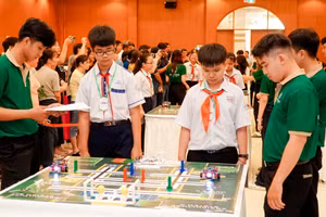 Học sinh TP Cần Thơ tham gia Cuộc thi Robothon cấp thành phố năm 2025. Ảnh: Q. Ngữ