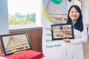 Cô Hiền Triết bên những tác phẩm tranh gạo đầy tâm huyết. Ảnh: NVCC