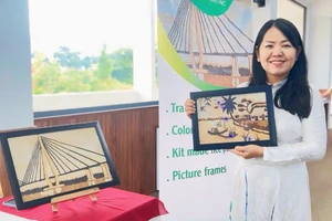 Cô Hiền Triết bên những tác phẩm tranh gạo đầy tâm huyết. Ảnh: NVCC