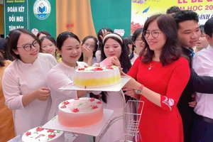 Bà Phan Thị Hằng Hải và học sinh Trường THPT Kim Ngọc, Vĩnh Phúc trong lễ bế giảng năm học 2024 - 2025. Ảnh: Khôi Nguyên