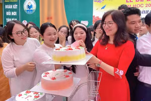 Bà Phan Thị Hằng Hải và học sinh Trường THPT Kim Ngọc, Vĩnh Phúc trong lễ bế giảng năm học 2024 - 2025. Ảnh: Khôi Nguyên