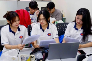 Võ Nguyễn Hoàng Lan (ngoài cùng bên phải) cùng nhóm bạn tại lớp học. Ảnh: NVCC