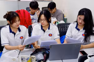 Võ Nguyễn Hoàng Lan (ngoài cùng bên phải) cùng nhóm bạn tại lớp học. Ảnh: NVCC