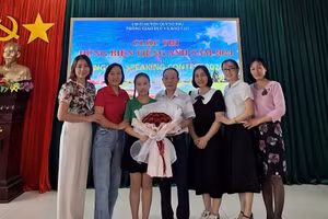 Các thầy, cô giáo Trường THCS thị trấn Quỳnh Côi chúc mừng Gia Hân đoạt giải Nhất cuộc thi hùng biện tiếng Anh dành cho học sinh THCS cấp tỉnh năm 2024. Ảnh: NVCC