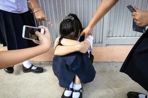 Khi các vụ bạo lực học đường gây xôn xao dư luận, công chúng thường đổ trách nhiệm chính lên các trường học và giáo viên. Ảnh: Singapore Women’s Weekly 