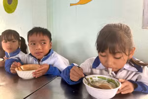 Học sinh vui, no bụng với bữa sáng đủ đầy dưỡng chất.