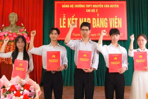 Những đảng viên trẻ tuổi của Trường THPT Nguyễn Văn Huyên.