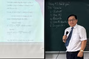 Thầy Lê Văn Hòa hướng dẫn học sinh ứng dụng AI trong học Toán. Ảnh; NVCC