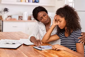 Trẻ em bị áp lực và kỳ vọng phải liên tục thể hiện tốt. Ảnh: ITN.