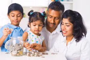 Cha mẹ có thể đưa một số bài học tài chính đơn giản vào cuộc sống hằng ngày. Ảnh: INT.