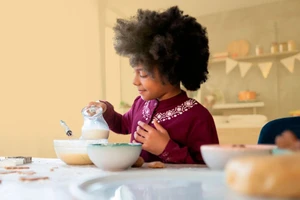 Cha mẹ hãy dạy và cùng làm một vài lần, rồi lùi lại để con tự làm. Ảnh: INT.