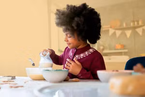 Cha mẹ hãy dạy và cùng làm một vài lần, rồi lùi lại để con tự làm. Ảnh: INT.