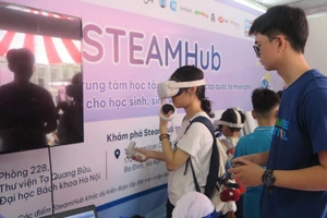 Học sinh trải nghiệm công nghệ tham gia hoạt động tương tác tại STEAMESE Festival 2025. Ảnh minh họa: INT