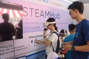 Học sinh trải nghiệm công nghệ tham gia hoạt động tương tác tại STEAMESE Festival 2025. Ảnh minh họa: INT