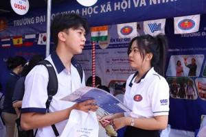 Thí sinh tìm hiểu thông tin tuyển sinh vào Trường Đại học Khoa học Xã hội và Nhân văn (Đại học Quốc gia TPHCM) năm 2024. Ảnh: Lê Nam