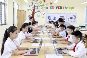 Đẩy mạnh ứng dụng công nghệ thông tin trong giáo dục và đào tạo. Ảnh: TTXVN