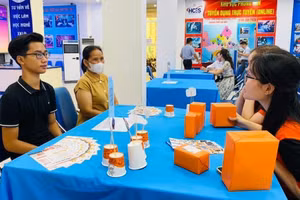 Người lao động tham gia tìm hiểu cơ hội việc làm trực tuyến.