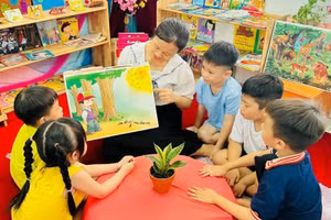 Một hoạt động giáo dục của cô và trò Trường Mầm non Thuận Giao tại KCN phường Thuận Giao (TPHCM). Ảnh: ITN