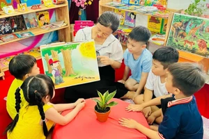 Một hoạt động giáo dục của cô và trò Trường Mầm non Thuận Giao tại KCN phường Thuận Giao (TPHCM). Ảnh: ITN