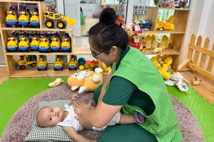 Cô giáo thực hiện massage cho trẻ tại Trường Mầm non Ngọc Lan (quận Hải Châu, TP Đà Nẵng). Ảnh: Ánh Ngọc