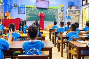 Cô Lê Thị Phương Châu và học sinh Trường Tiểu học An Cựu (TP Huế) trong giờ học.