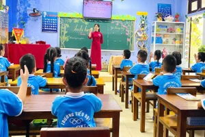 Cô Lê Thị Phương Châu và học sinh Trường Tiểu học An Cựu (TP Huế) trong giờ học.