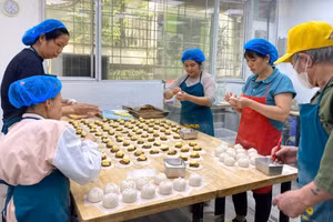 Nhân viên làm việc tại xưởng sản xuất bánh bao.