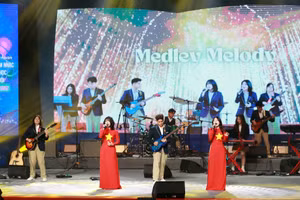 Ban nhạc Trường THPT Phan Huy Chú biểu diễn tại chung khảo Liên hoan các ban nhạc học sinh Hà Nội. Ảnh: Vân Anh