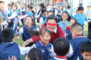 Học sinh Trường Tiểu học và THCS Nguyễn Khuyến (phường Thành Nhất) tham gia các hoạt động trải nghiệm trong giờ ra chơi. Ảnh: TT