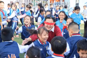 Học sinh Trường Tiểu học và THCS Nguyễn Khuyến (phường Thành Nhất) tham gia các hoạt động trải nghiệm trong giờ ra chơi. Ảnh: TT