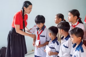 Cô Nguyễn Thị Minh Tâm trao học bổng Nhất Tâm cho học sinh có hoàn cảnh khó khăn. Ảnh: M.H