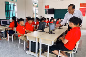 Thầy Đỗ Hồng Duy và học sinh Trường Tiểu học Nghĩa Lợi (Quỹ Nhất, Ninh Bình). Ảnh: Tuệ Nguyên