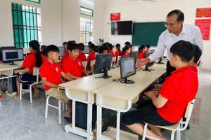 Thầy Đỗ Hồng Duy và học sinh Trường Tiểu học Nghĩa Lợi (Quỹ Nhất, Ninh Bình). Ảnh: Tuệ Nguyên