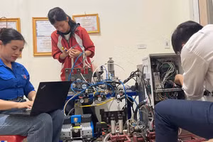 Cô Nguyễn Thùy Dương (ngoài cùng bên trái) hướng dẫn hai học sinh Nguyễn Tiến Mạnh và Dương Thị Duyên thực hiện đề tài “Máy tách, tuốt vỏ cây tế - nguyên liệu sản xuất sản phẩm tiêu dùng xanh”. Ảnh: NVCC